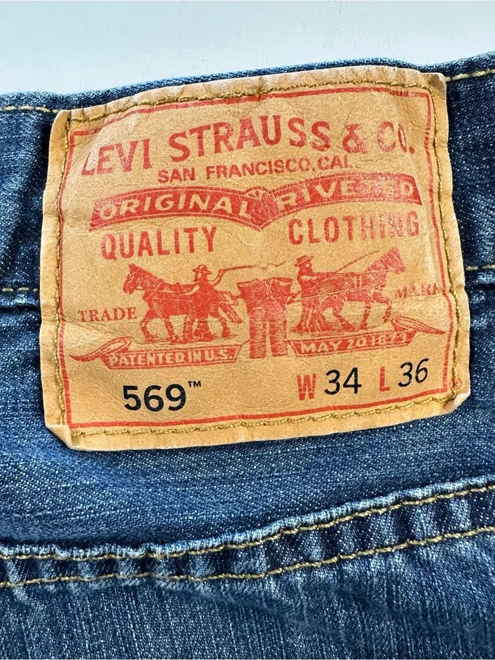 Levi’s 569 Jeans Mens 34x36 Blue Straight Dark Wash Denim Whiskered Loose Fit